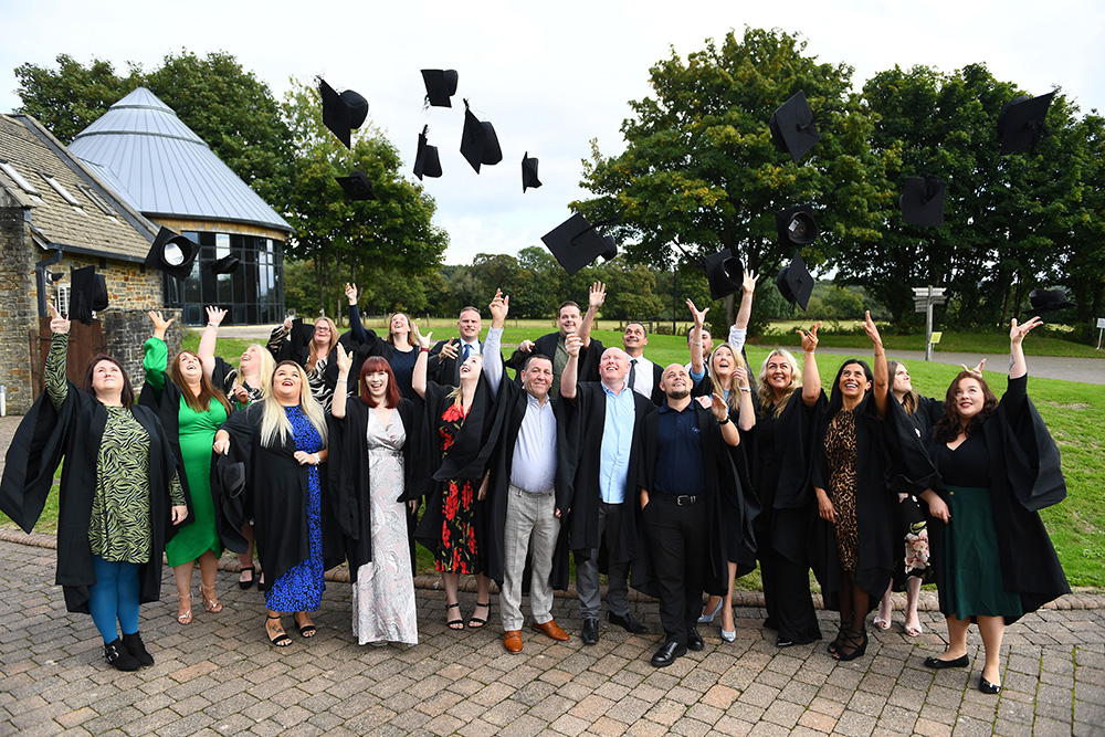 Mae Educ8 Training yn dathlu graddedigion prentisiaeth mewn seremoni nodedig ar ôl Covid